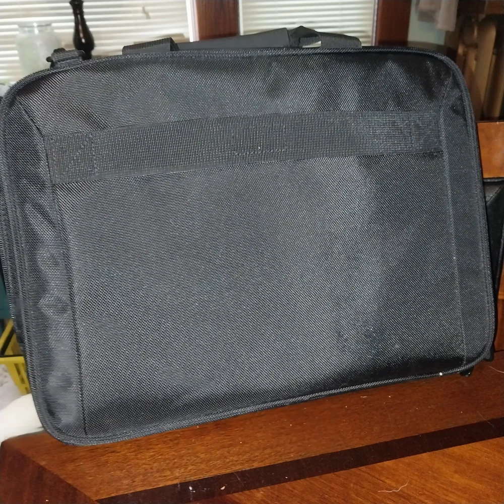 Brand New HP Laptop Charger With Targus Black Laptop Bag And Desk Lock.